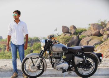 hombre indio con moto