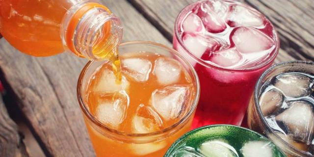 Moderar el consumo de bebidas azucaradas y alcohólicas