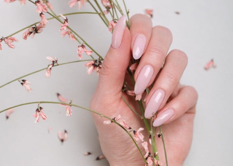 Cómo elegir un buen kit uñas permanentes para empezar en casa