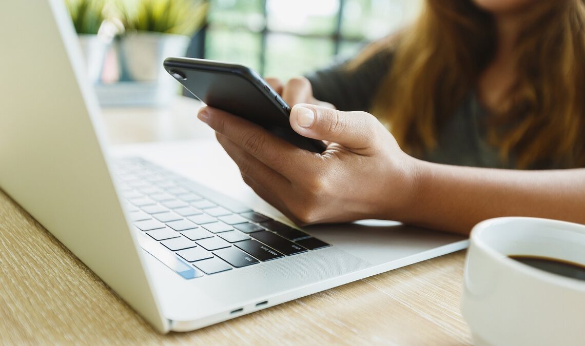 viajar con laptop o iphone