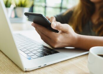 viajar con laptop o iphone